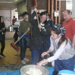 お餅をつくのは人気があり、留学生も並んで順番待ち
