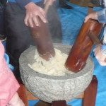 蒸したてのもち米をコネてつぶしているところ。しっかりつぶすのがお餅つきのコツ