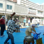 簡単そうにお餅をついていますが、以外と難しいです。あなたもついてみませんか!!