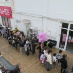 きな粉餅を待っている人の列