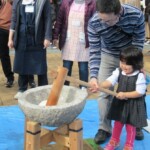パパと一緒に餅つき体験