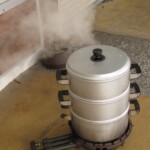 蒸気モクモク、この状態で約30分間蒸します