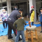 小学生も餅つきにチャレンジ