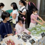 かぶら、菊菜、水ナス、ミニトマトを並べて売ってます